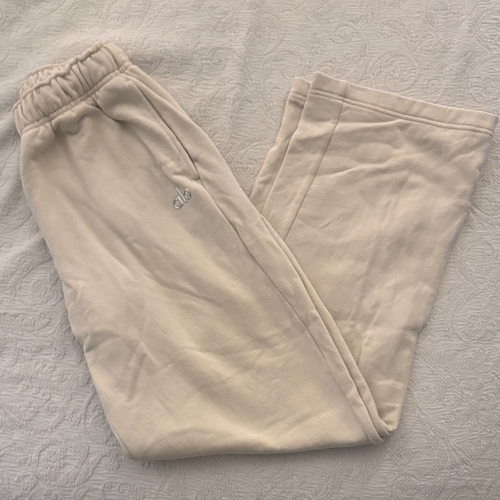 ALO Acolade straight leg sweatpants. Size extra small in “oat milk”